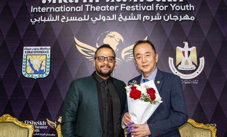 المخرج جون وونج سون يزور مقر مهرجان شرم الشيخ الدولي للمسرح الشبابي بالقاهرة