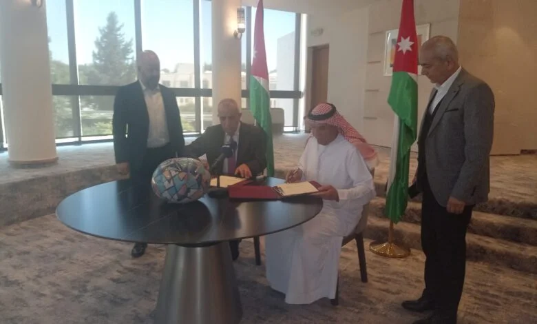 الرواشدة وأمين عام المسرح الاماراتي اسماعيل عبدالله يوقعان اتفاقية الفنون الأدائية ومسرح الشباب الهواة في الأردن.