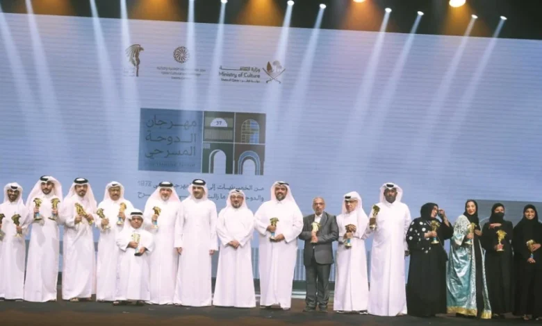 وزير الثقافة القطري يكرم الفائزين في مهرجان الدوحة المسرحي