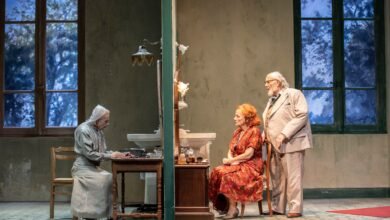 لا تكتفي مسرحية الانفصال بسرد مأساة عائلية، بل تقترح أنطولوجيا للزمن المسرحي