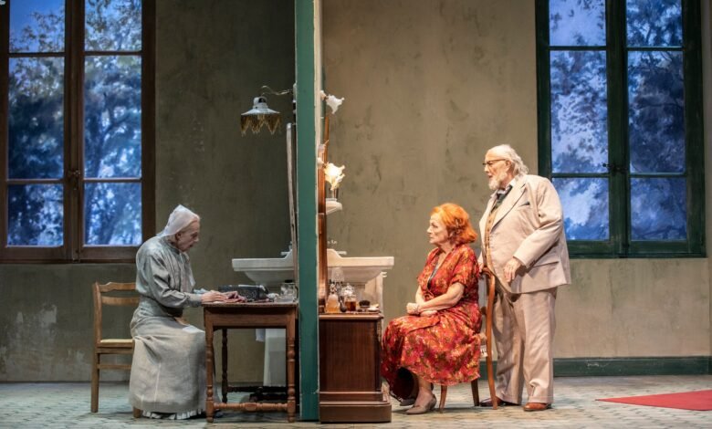 لا تكتفي مسرحية الانفصال بسرد مأساة عائلية، بل تقترح أنطولوجيا للزمن المسرحي