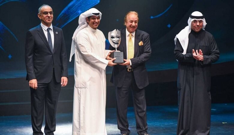 مهرجان الكويت المسرحي يحتفل بيوبيله الفضي محتفيا بمسيرة الممثل محمد المنصور