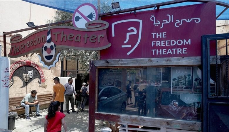 أطفال فلسطين يحيون "مسرح الحرية" وسط الخراب