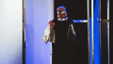 'الإنسان الرابع': الجبالي يعود إلى الخشبة ليحتفي بنهاية الهويّة البشرية