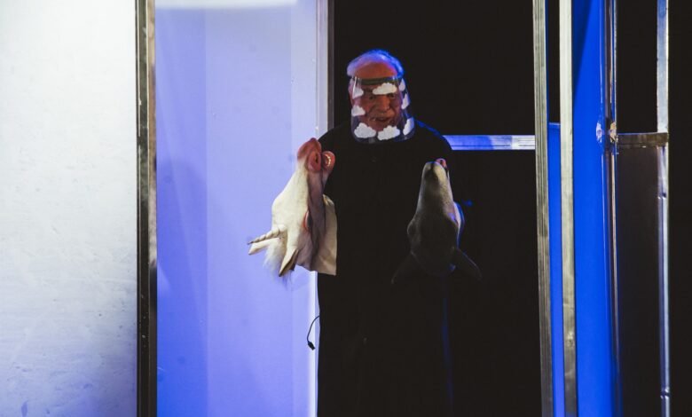 'الإنسان الرابع': الجبالي يعود إلى الخشبة ليحتفي بنهاية الهويّة البشرية