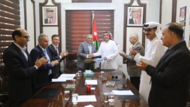 بعد أن وقعا اتفاقية تنظيم الدورة 17 من مهرجان المسرح العربي.