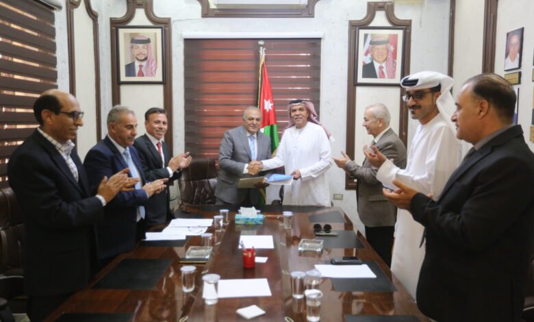 بعد أن وقعا اتفاقية تنظيم الدورة 17 من مهرجان المسرح العربي.